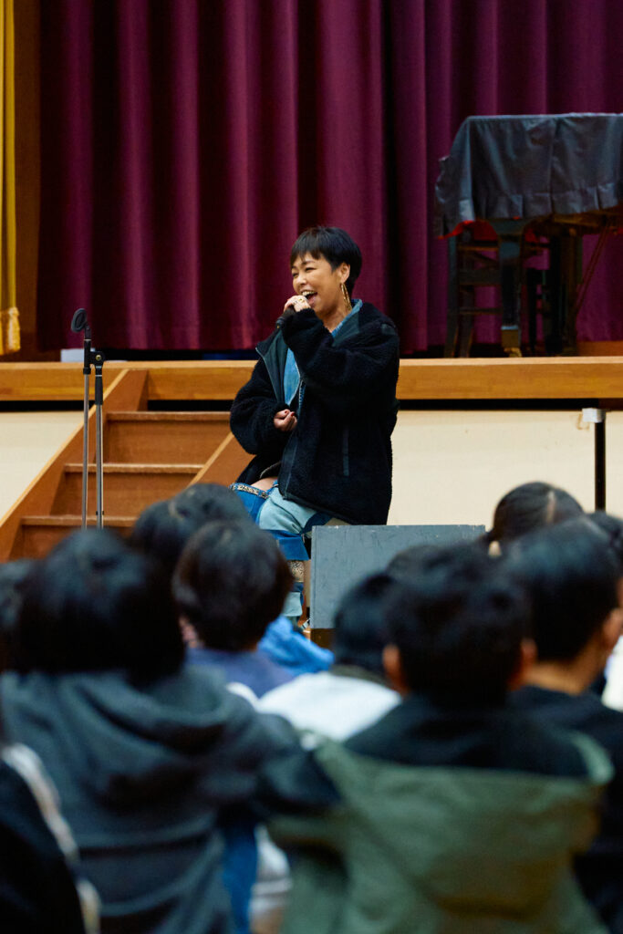 シンガーTina / Singer Tina 出演 弘道小学校コンサート ステージライブ写真 出石町 2025年2月14日（Singer Tina Kodou Elementary School concert stage performance live photo, Izushi Town, Feb 14 2025, official event image）