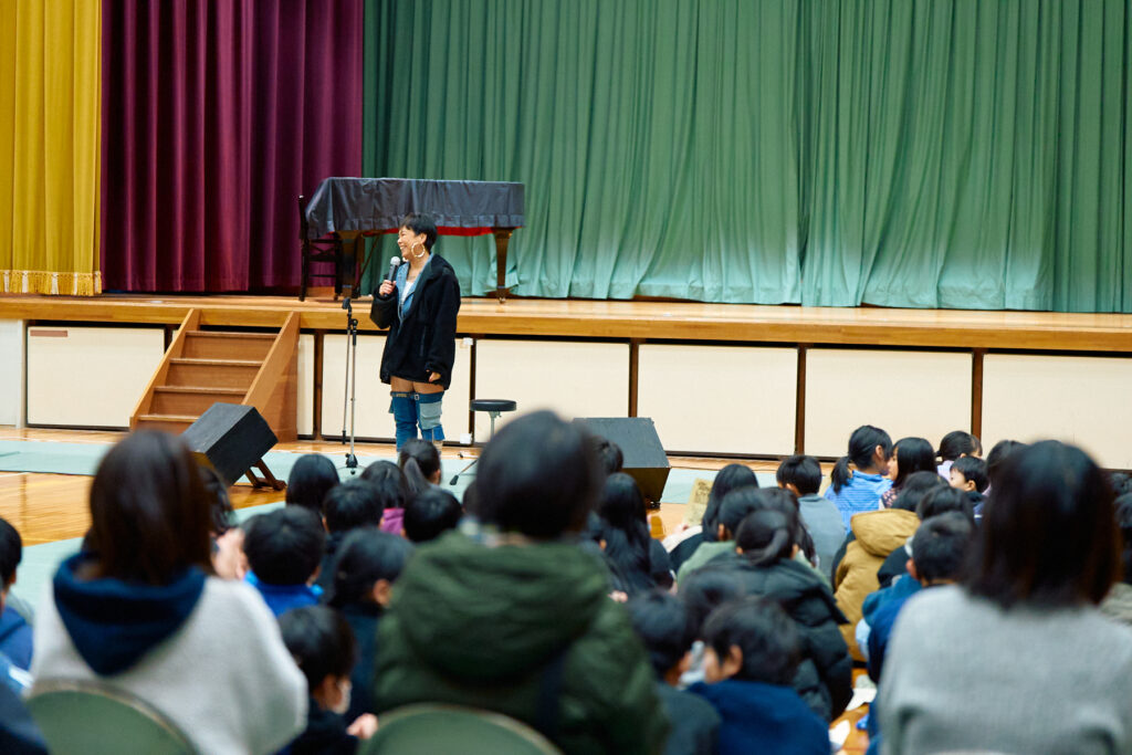 シンガーTina / Singer Tina 出演 弘道小学校コンサート ステージライブ写真 出石町 2025年2月14日（Singer Tina Kodou Elementary School concert stage performance live photo, Izushi Town, Feb 14 2025, official event image）