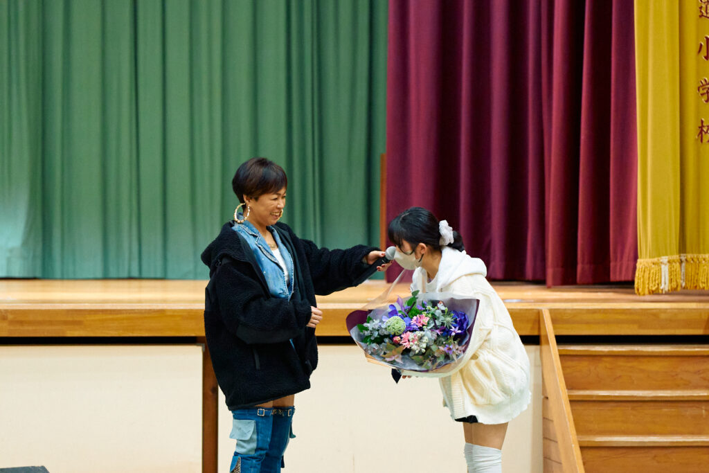 シンガーTina / Singer Tina 出演 弘道小学校コンサート ステージライブ写真 出石町 2025年2月14日（Singer Tina Kodou Elementary School concert stage performance live photo, Izushi Town, Feb 14 2025, official event image）